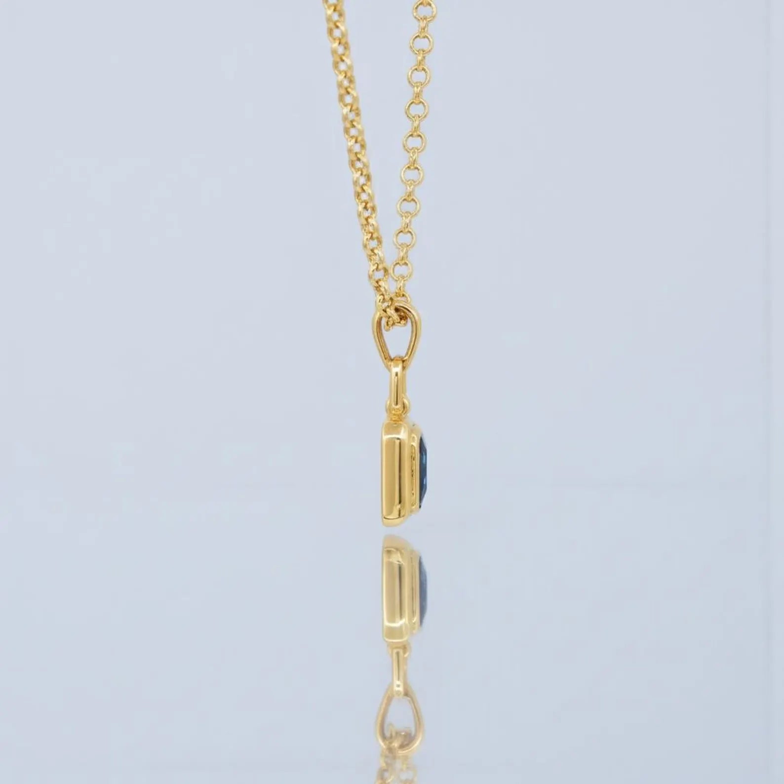 Minimalist geometric amethyst pendant necklace designed in sterling silver and finished with 18k gold plating, symbolizing clarity, protection, and spiritual balance in fine jewelry form