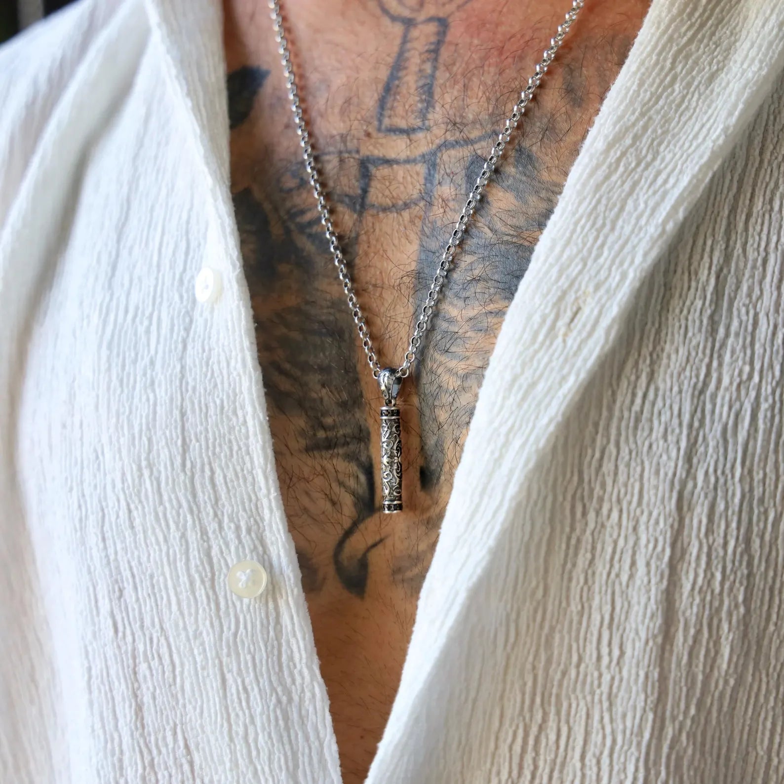 Elegant gothic bar necklace made of solid 925 sterling silver with intricate floral engravings. This unisex piece blends vintage charm and modern edge, ideal for those who appreciate handmade jewelry with character. Great for Google image SEO and Pinterest collections focused on gothic style.