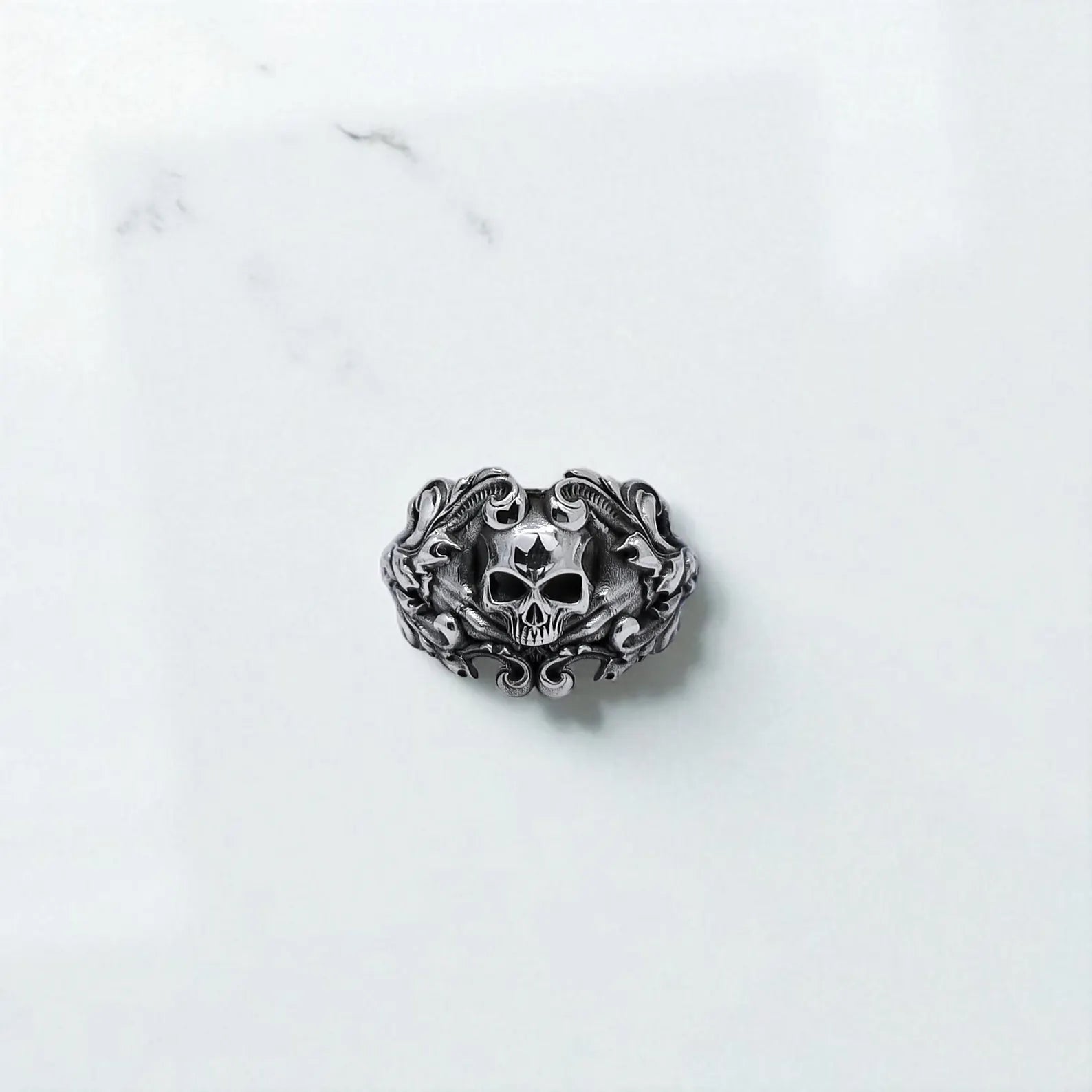 A unique unisex gothic ring with an aggressive skull design, blending vintage style and punk aesthetics — perfect for bold personalities who love symbolic jewelry.