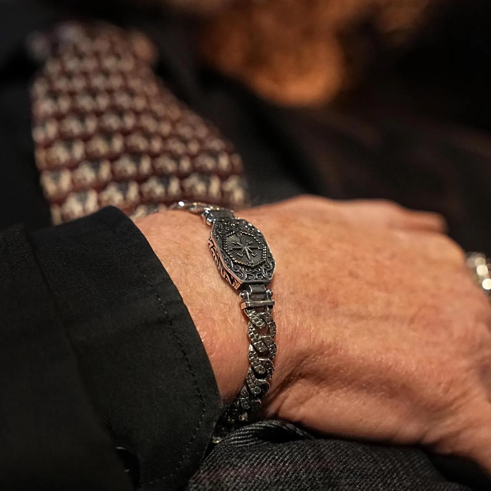 Men’s handcrafted sterling silver bracelet featuring a detailed compass design on a bold oxidized chain. Inspired by Viking and nautical symbols, this bracelet represents direction and courage. Perfect men’s jewelry gift for birthdays, anniversaries, or Father’s Day, combining strength, elegance, and a unique Nordic touch.