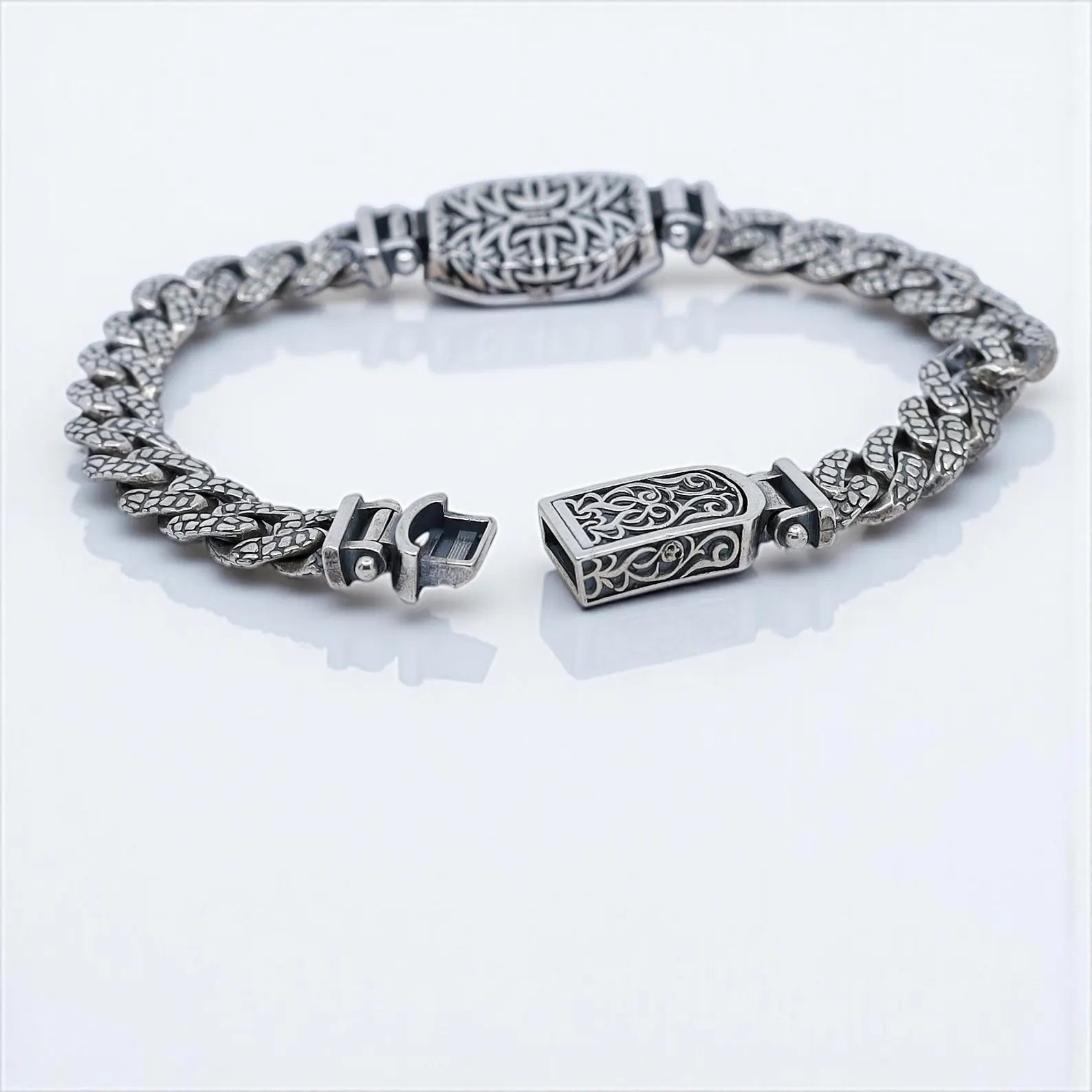 Sterling silver men’s bracelet with handcrafted compass design and oxidized heavy chain. Inspired by Viking warrior traditions and nautical exploration, this bracelet symbolizes courage and guidance. A unique silver accessory for men, perfect as a personalized jewelry gift for him, whether anniversary, birthday, or everyday wear.