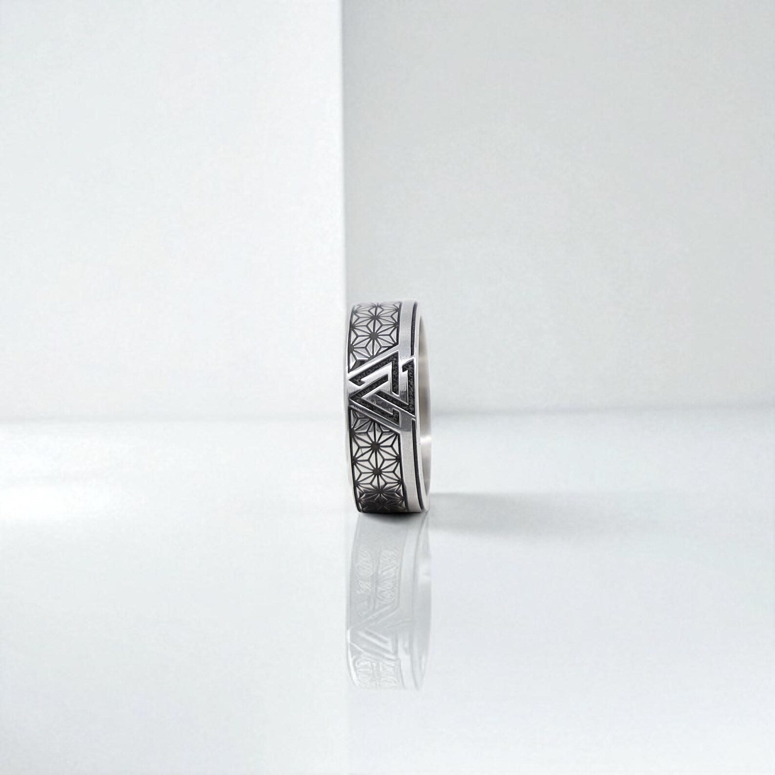 Elegant Viking ring made of 925 sterling silver with a bold Valknut design in the center, representing bravery and the afterlife in Norse mythology. This men's band offers a balance between ancient symbolism and modern style, making it a timeless piece of spiritual and masculine jewelry.