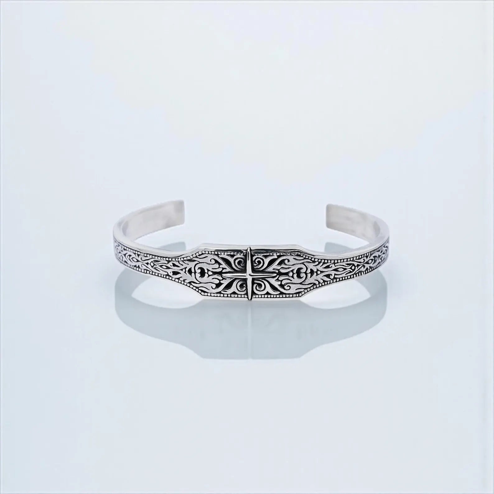 A timeless silver cuff bracelet with compass detail, crafted for men who love nautical symbolism and elegant craftsmanship. This adjustable wristband blends vintage charm with rugged masculinity. SEO-friendly for Google images and perfect for Shopify’s explorer jewelry section.