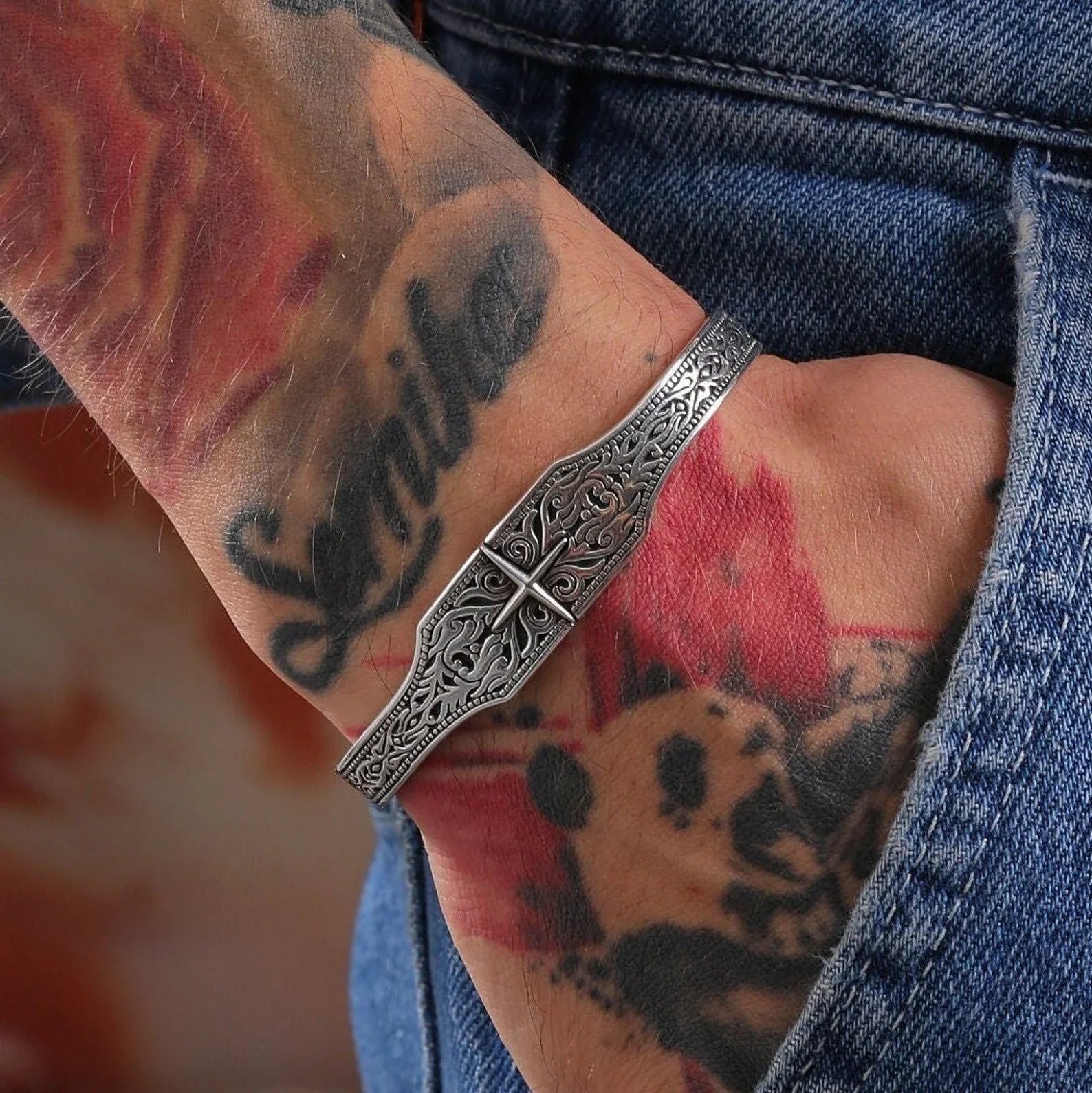 Men’s nautical bracelet in solid sterling silver with a detailed compass motif. This handcrafted cuff is adjustable and designed for explorers, wanderers, and lovers of timeless sailor aesthetics. Perfect for Pinterest gift guides and Instagram reels highlighting men’s ocean-inspired accessories.