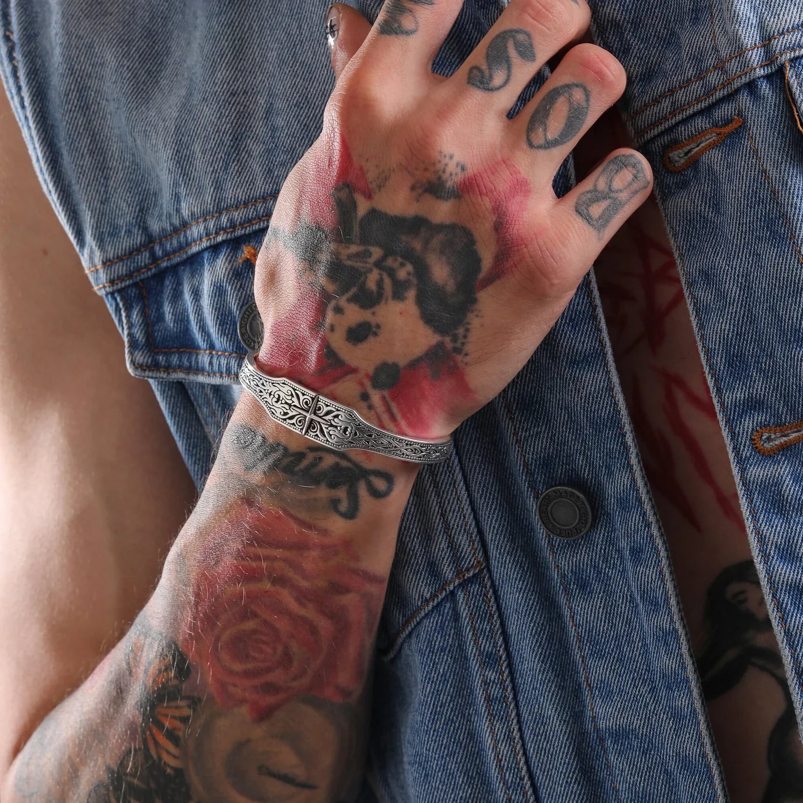 Sterling silver sailor bracelet featuring compass and ocean-inspired symbols, perfect for bold men’s fashion. Adjustable fit and handcrafted details make it an excellent gift for birthdays, anniversaries, or Labor Day. Great for Instagram product tags and Pinterest travel collections.