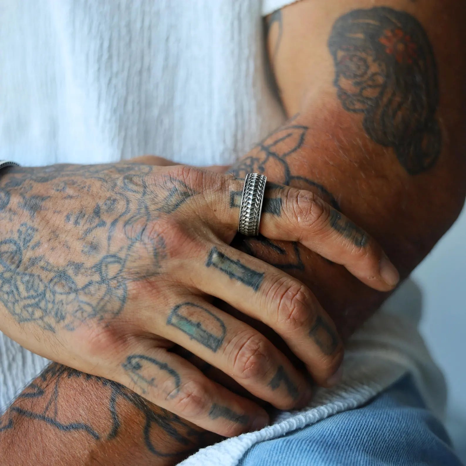 Sterling silver men’s ring featuring a detailed oxidized texture in a bold gothic style. This handcrafted wedding band offers a rugged yet elegant look, suitable for men who appreciate clean lines and artisan craftsmanship. Perfect for Pinterest gift ideas and Instagram gothic fashion reels.