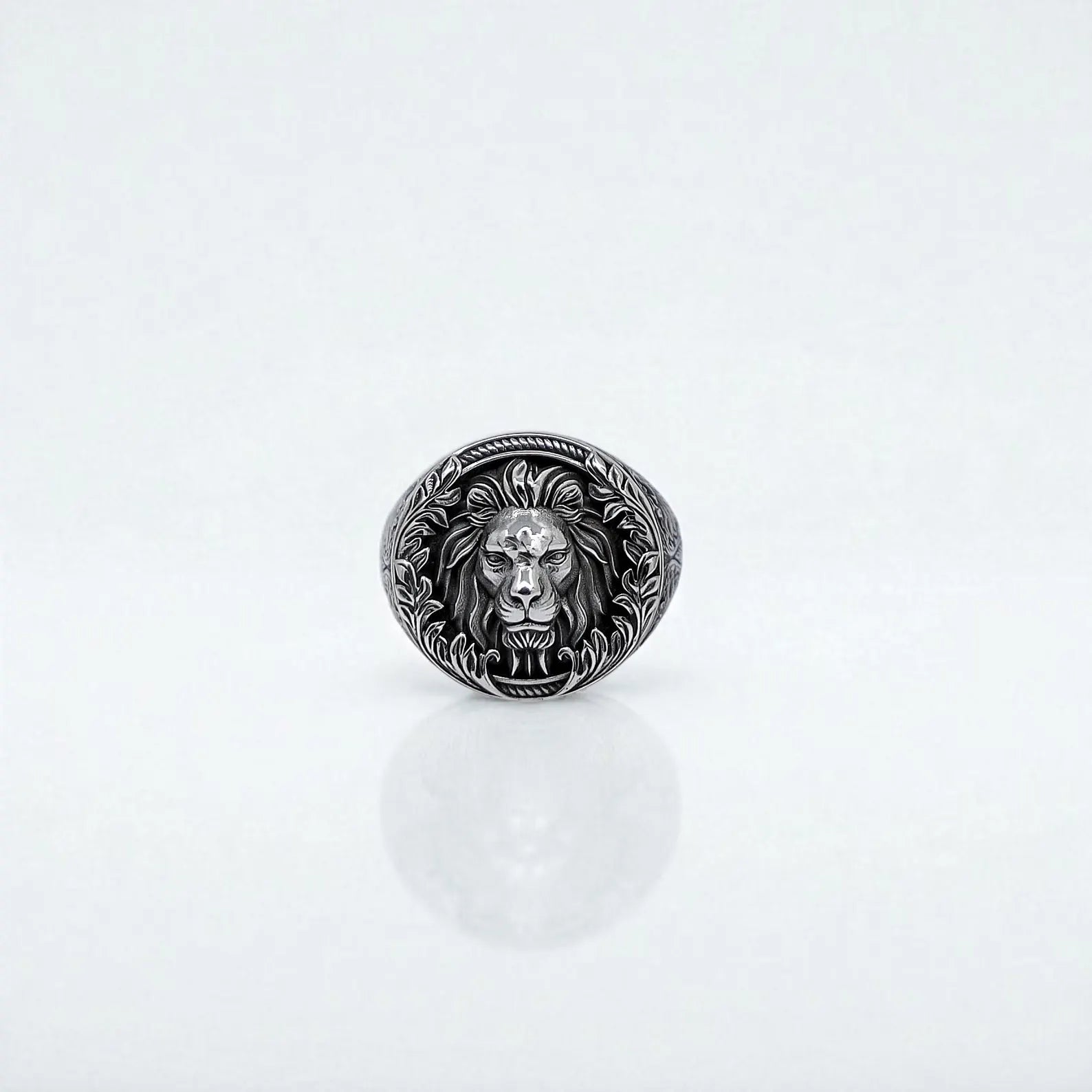 Artisan lion ring made from high-quality sterling silver, combining intricate hand-engraved jungle leaves and a dominant lion face. A symbolic gift idea for men who value leadership, bravery, and individuality.