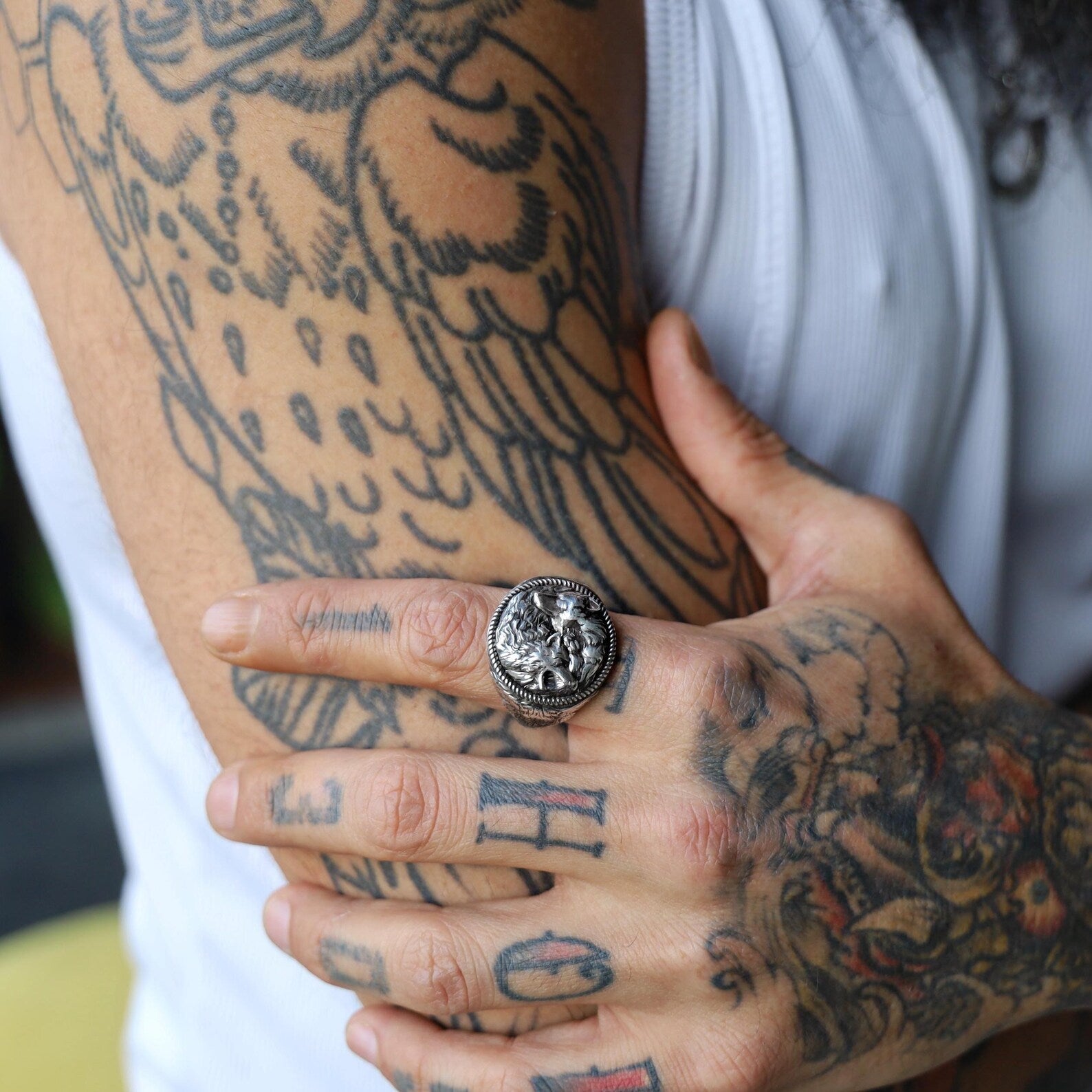 Intricately detailed 925K silver ring featuring two intertwined wolves representing light and shadow. This spiritual animal totem ring makes a captivating statement, perfect for those drawn to symbolic and gothic jewelry.