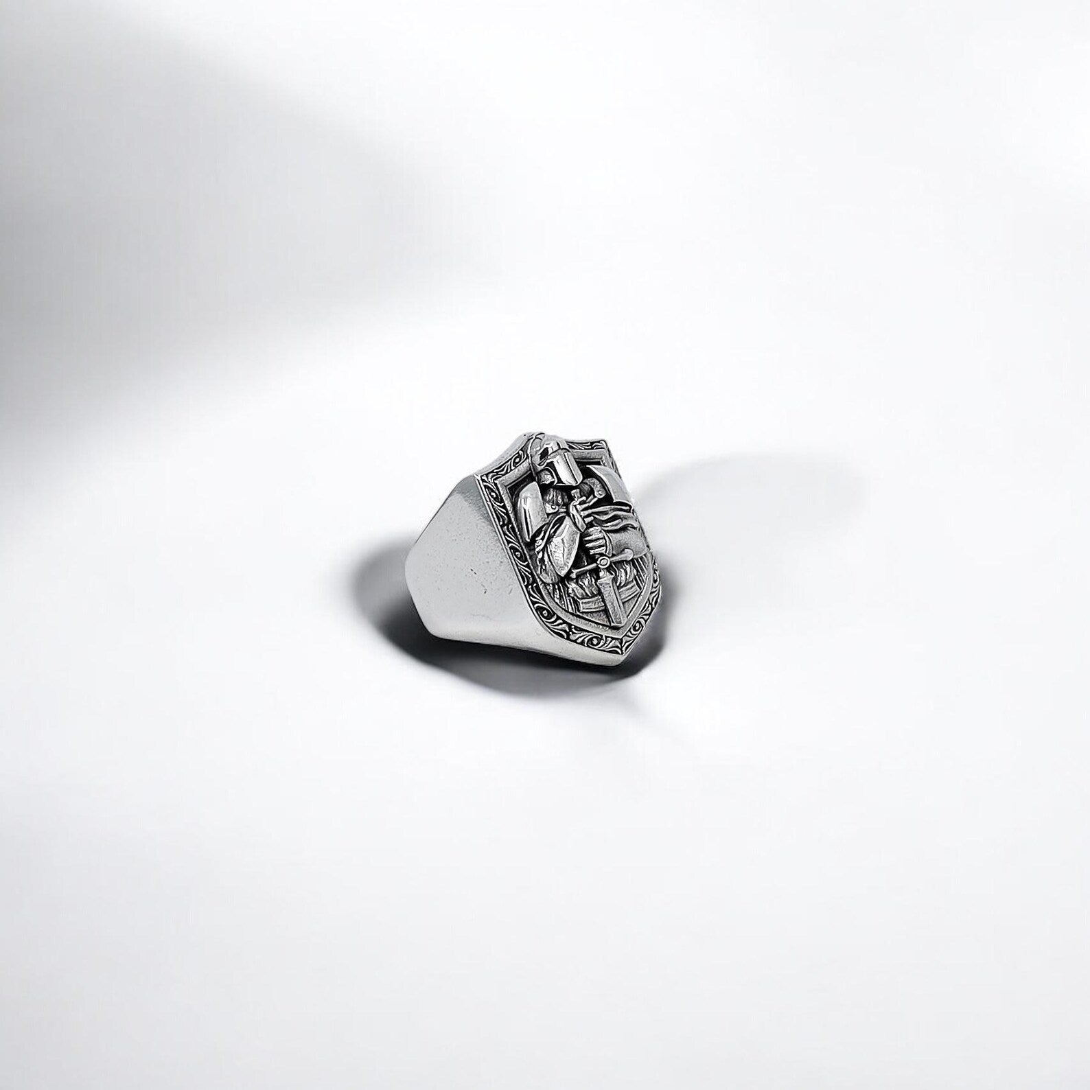 Knight warrior silver ring featuring symbolic elements of bravery and honor. This handcrafted piece blends antique warrior aesthetics with modern style, offering a perfect balance of heritage and fashion.
