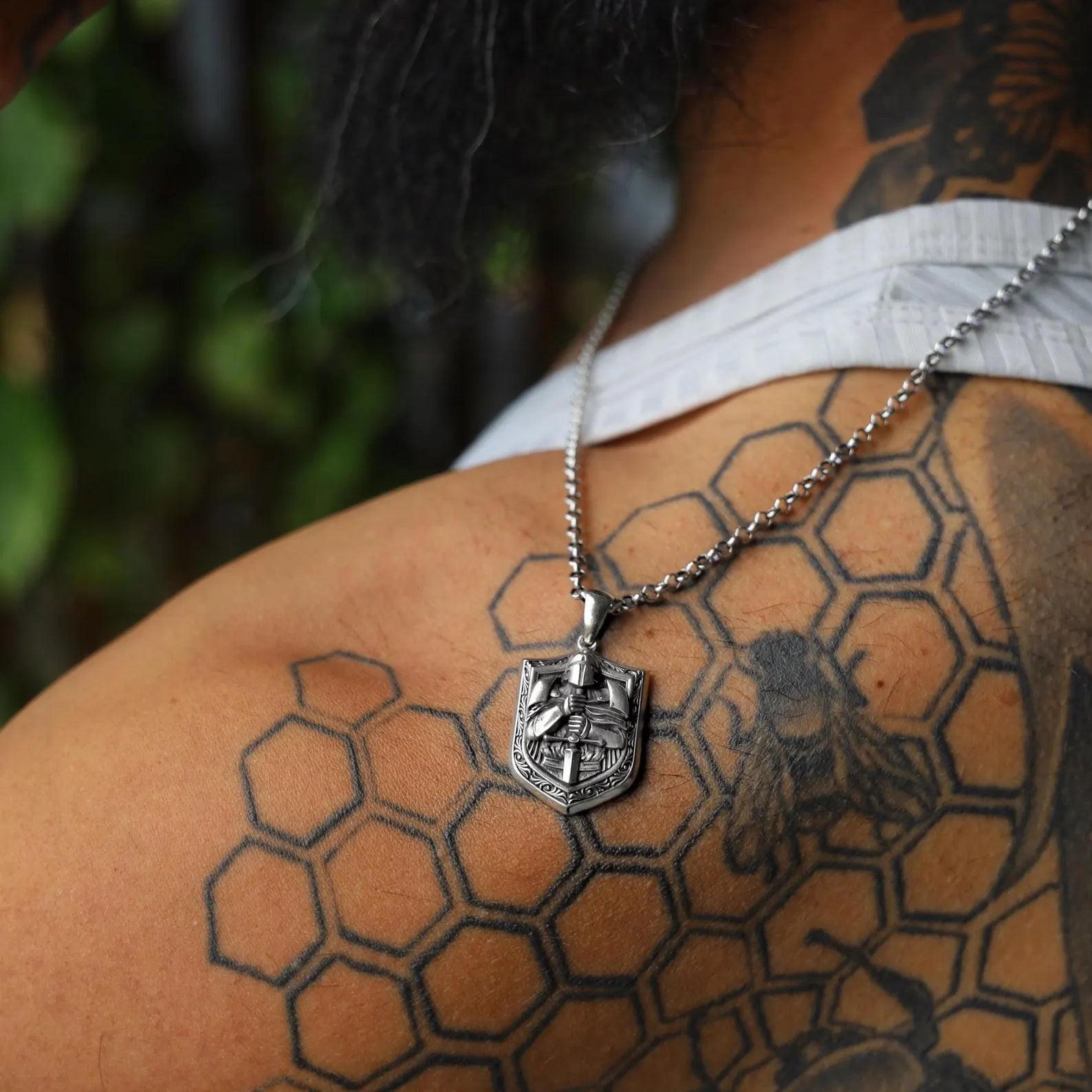 Fantasy knight-inspired silver pendant necklace featuring a warrior in armor holding a sword. Perfect for men’s medieval style, cosplay outfits, and unique jewelry collections. Great gift for birthdays, anniversaries, and fans of gothic fashion.