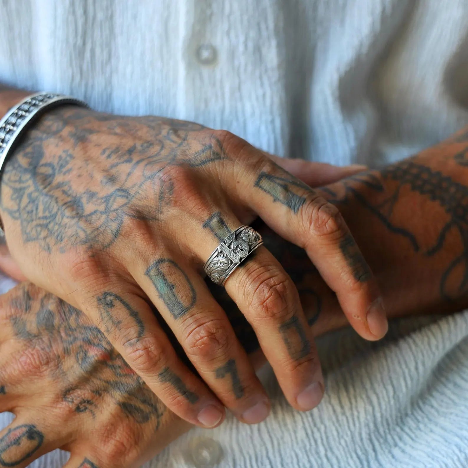 This men’s Lucky 13 ring combines gothic design with handcrafted elegance. Made from solid 925 sterling silver, it showcases the number 13 in an antique-style font flanked by detailed engravings. A powerful symbol of luck, freedom, and defiance—ideal for those who live outside the rules.