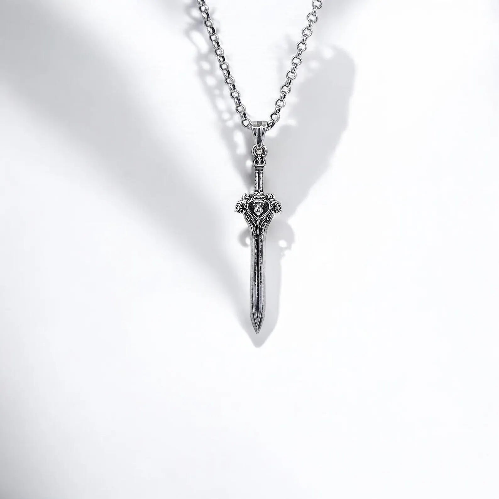 925K silver sword pendant necklace for men, perfect for expressing individuality and strength. Designed with leon head accents and gothic motifs, this necklace blends historical inspiration with modern style. A standout gift for him.