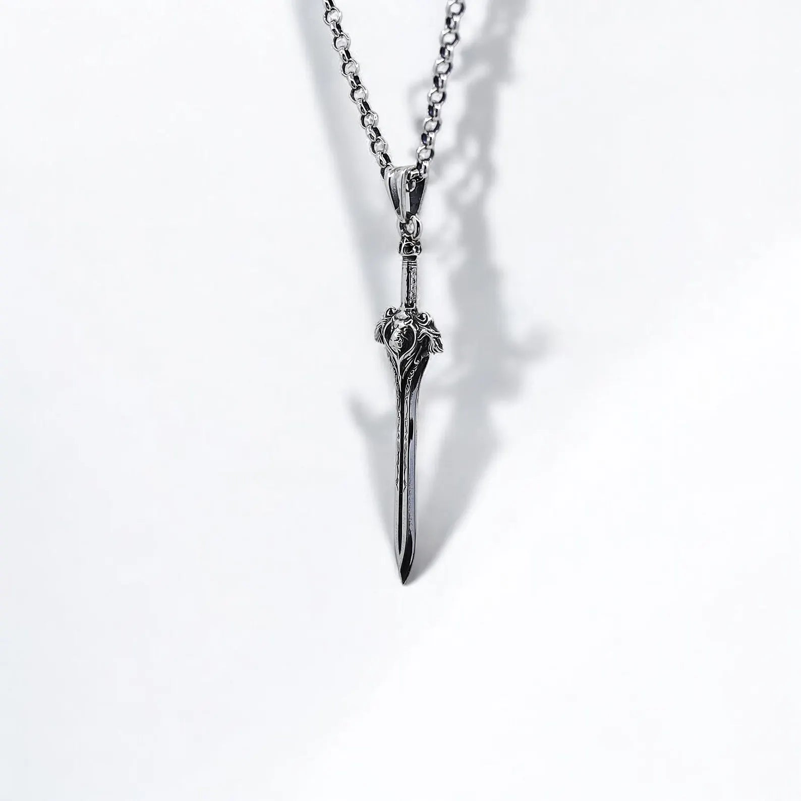 A symbolic warrior pendant in sterling silver designed for gothic fashion lovers. With its detailed sword shape and leon head hilt, this piece reflects strength and nobility. Customizable engraving makes it an emotional and timeless keepsake.