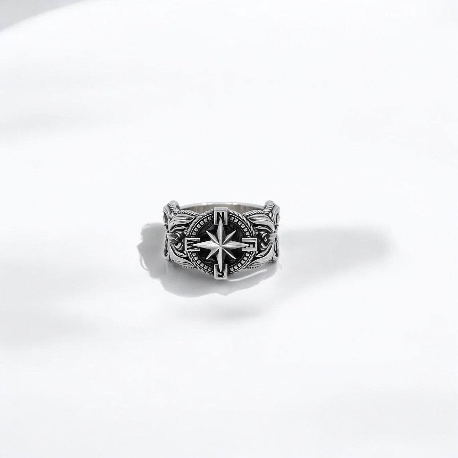 Bold compass rose ring for men in solid silver, symbolizing navigation and life direction. Handcrafted with detailed maritime elements. Excellent choice for seafarers, wanderers, or lovers of the ocean. Google-friendly and perfect for Shopify and Pinterest audiences.