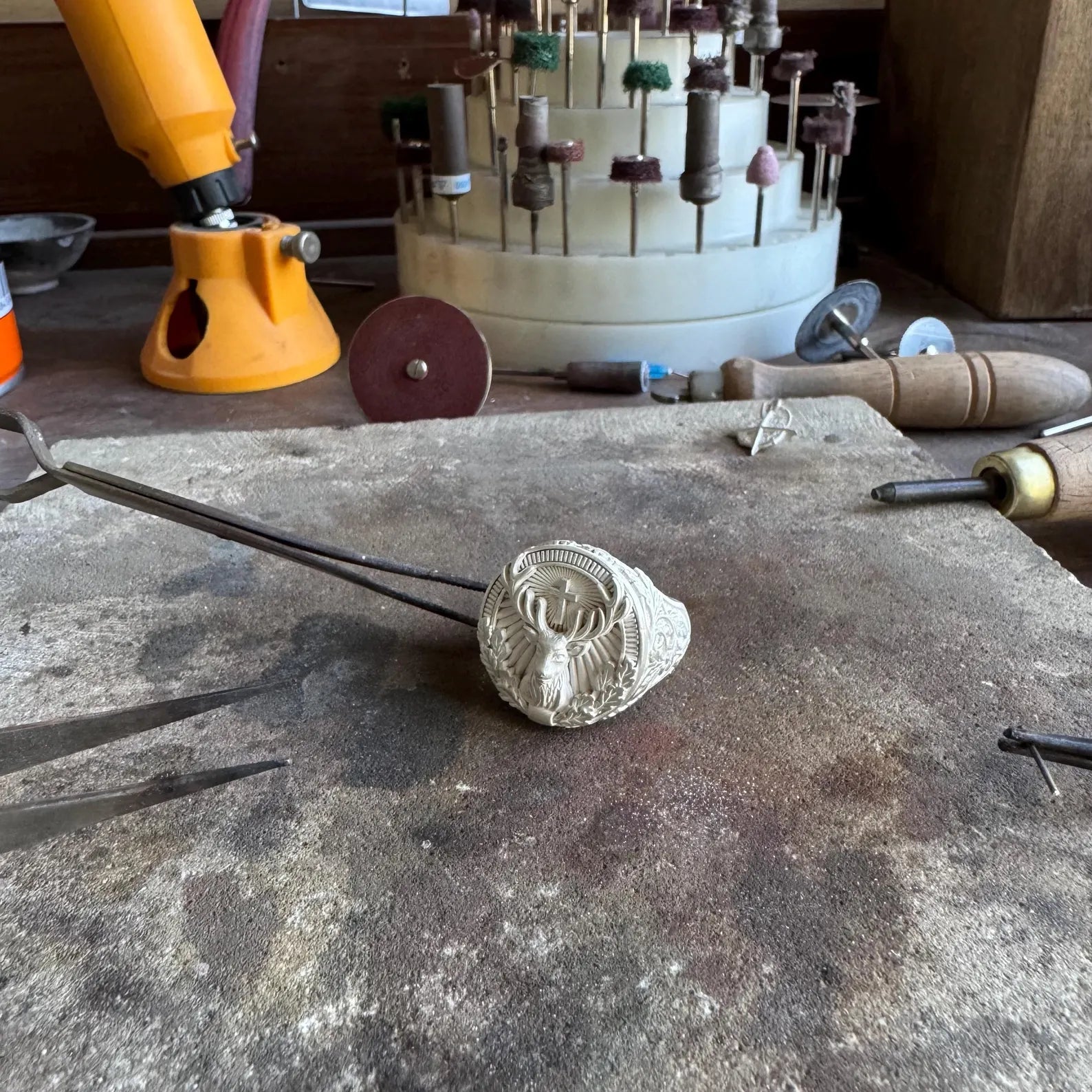 Close-up of the textured silver ring reveals the natural flow of engraved oak leaves surrounding the majestic elk design. The oxidized finish enhances the gothic forest theme, perfect for animal lovers, hunters, or fans of wilderness symbolism.