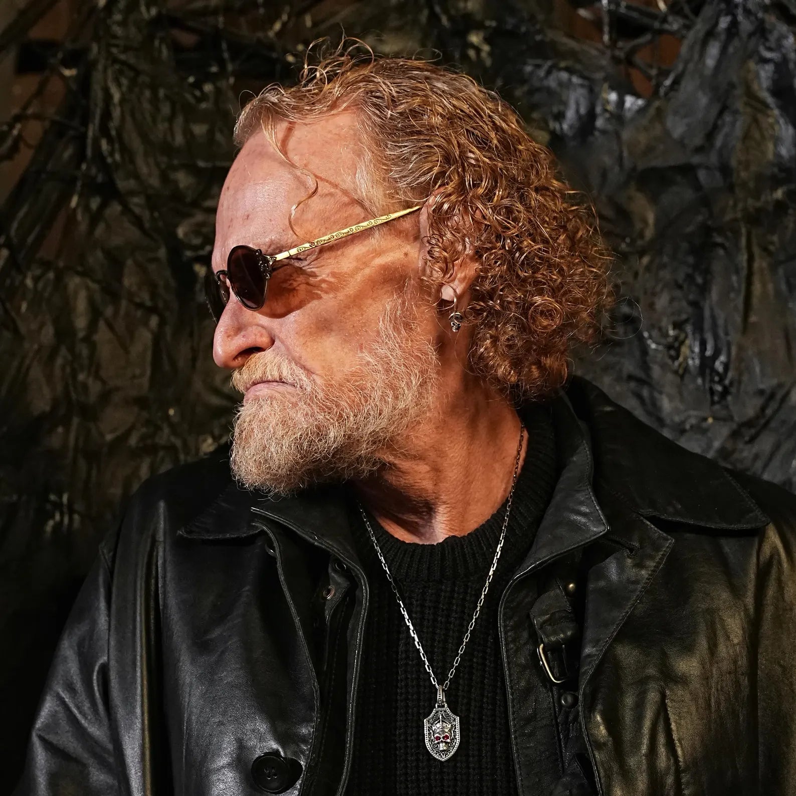 This gothic skull and sword necklace is handcrafted from 925 sterling silver and features exquisite detailing on both sides. Perfect for those who love medieval aesthetics, fantasy-inspired fashion, and symbolic jewelry. A thoughtful gift option for special occasions and anniversaries.