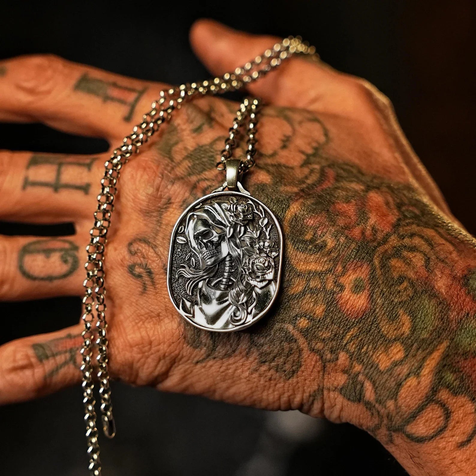 Sterling silver floral skull pendant with dark romantic charm, designed for those drawn to gothic art and expressive jewelry. This skeleton necklace is a handcrafted masterpiece that blends feminine grace with macabre themes, ideal for gifting or personal expression.