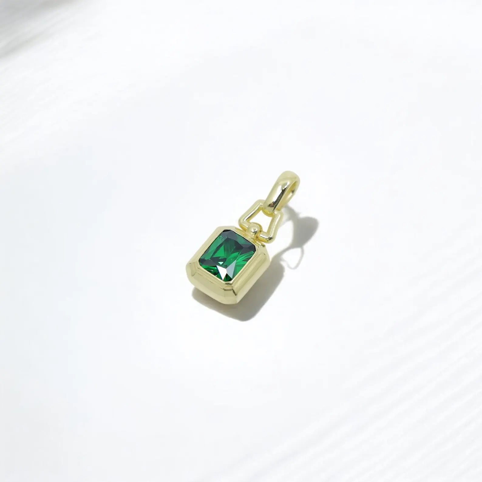 Bold and masculine gold-plated silver necklace featuring a vibrant green emerald-cut gemstone. Designed for men who appreciate refined, statement-making jewelry. This handcrafted pendant offers strength, symbolism, and sophistication in one timeless accessory. A meaningful gift for your husband, boyfriend, or father on any special occasion.