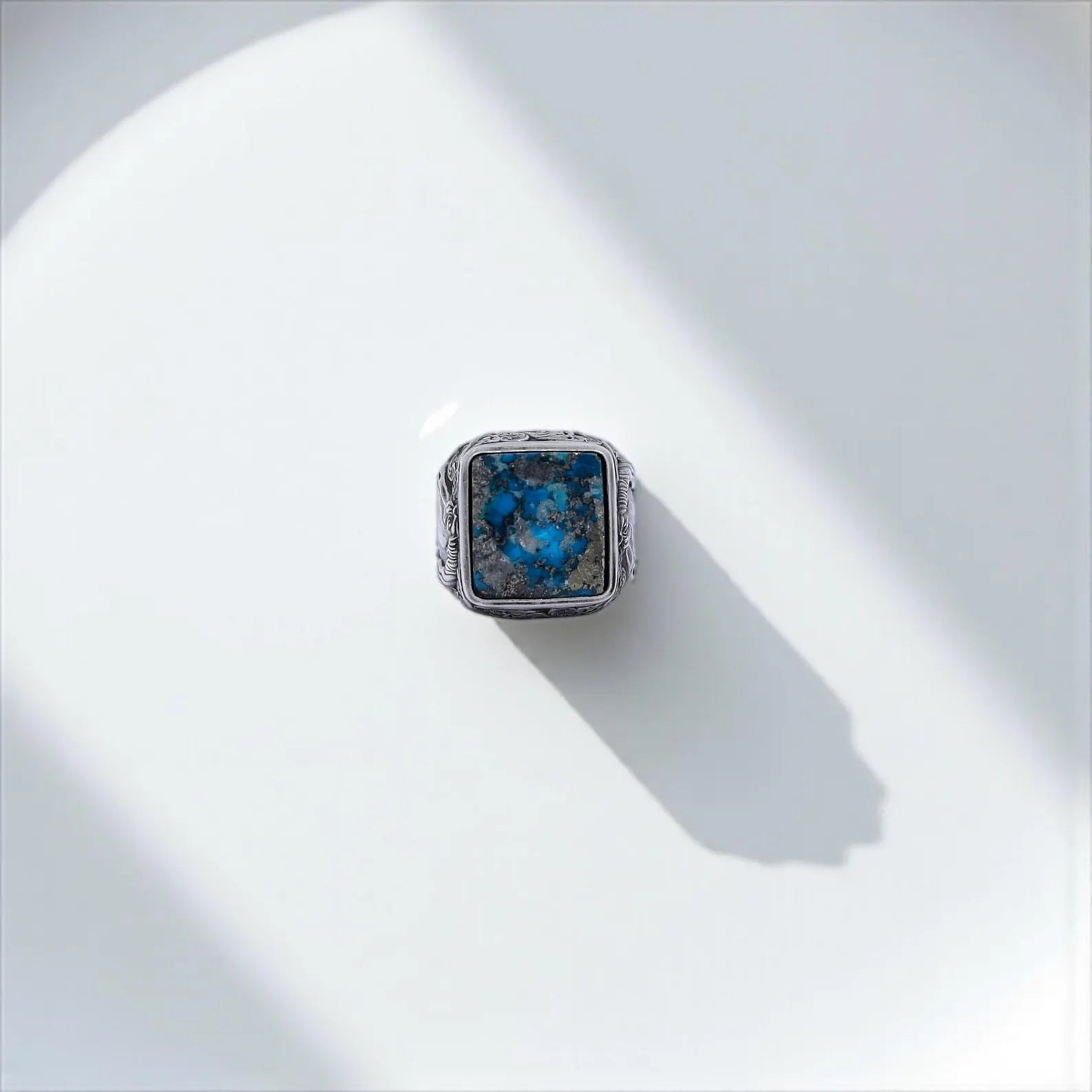 Detailed product photo of a turquoise gemstone men’s ring with equestrian-themed engraving in sterling silver – perfect for cowboy fashion, collectors, or personalized statement jewelry.