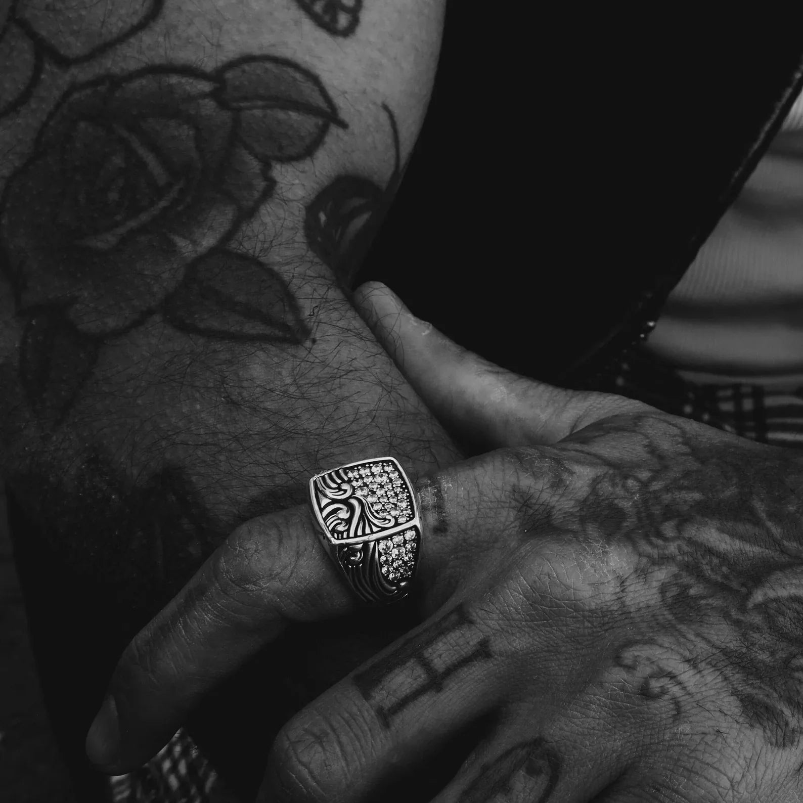 A beautifully crafted 925K silver ring that merges traditional craftsmanship with modern nautical aesthetics. The detailed ocean wave pattern wraps around the band, representing resilience and emotional depth, while the top is adorned with sparkling zircon stones that reflect light like sunlit waves. Ideal as a meaningful birthday or anniversary gift, this ring speaks to men who feel drawn to the sea’s power and peace.