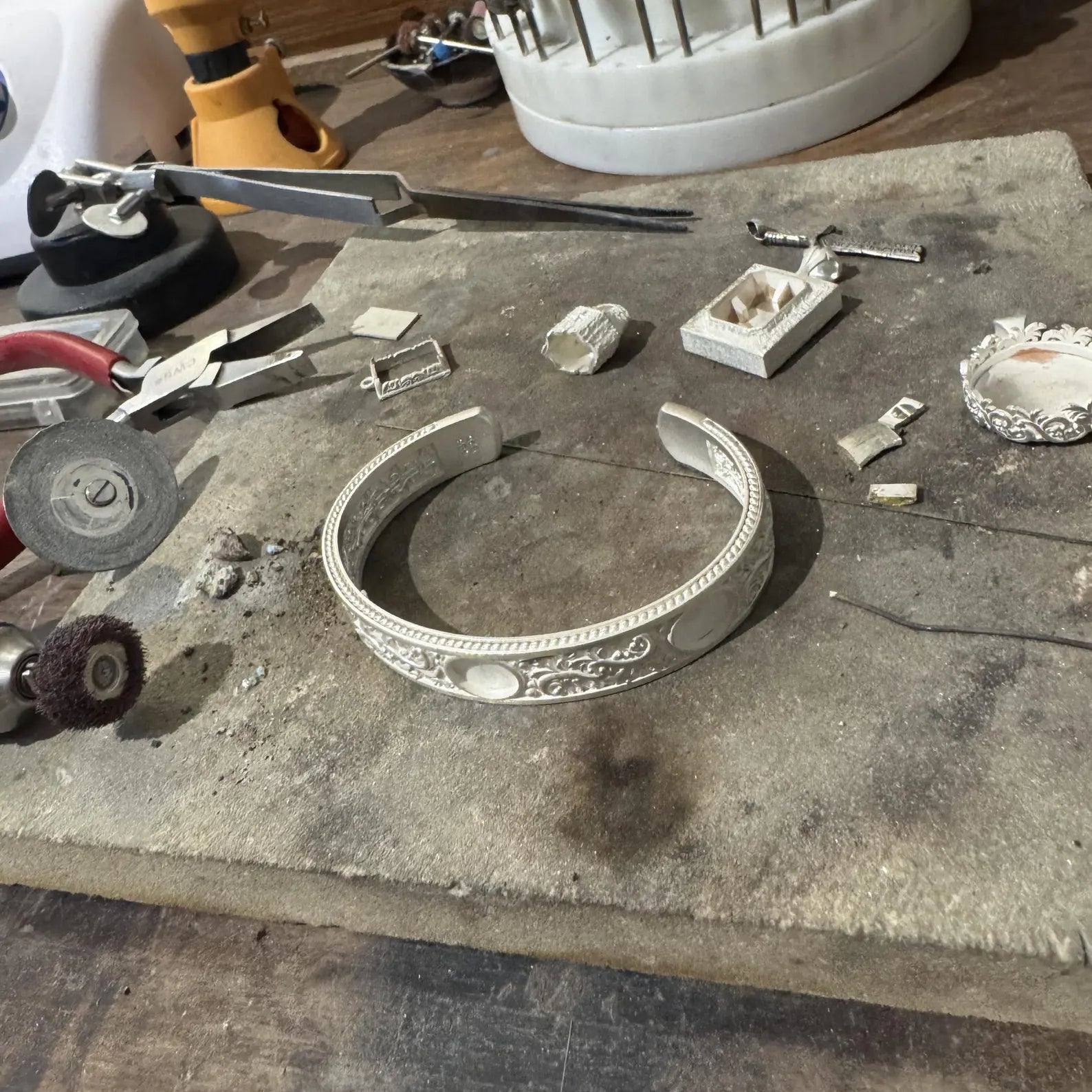 Bold men’s amethyst gemstone bracelet crafted from solid sterling silver, featuring spiritual purple stones embedded in a western-inspired engraved cuff design, offering symbolic protection, artistic craftsmanship, and strong statement style for everyday wear.