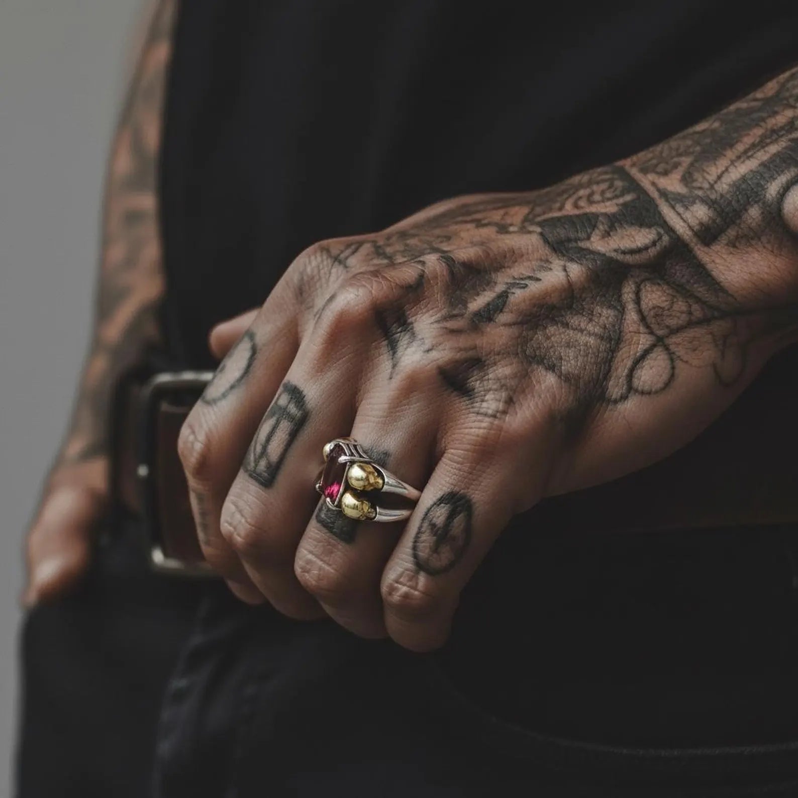 Side-angle image of a handmade skull ring for men, showing band width, 21mm diameter, gold-plated highlights, and deep oxidized contrasts—optimized for biker ring men, sterling silver gothic jewelry, and dark aesthetic accessories.