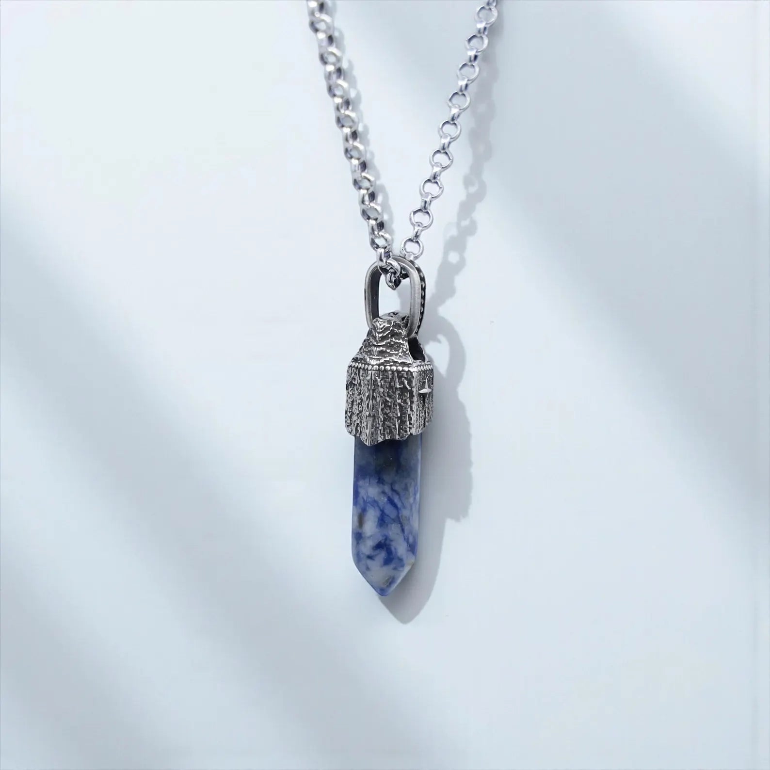 Artisan-crafted sodalite gemstone pendant necklace with an intricate 925 sterling silver compass detail, symbolizing inner navigation, focus and tranquility — ideal for men who appreciate long-lasting handcrafted jewelry with meaning, style and spiritual depth.