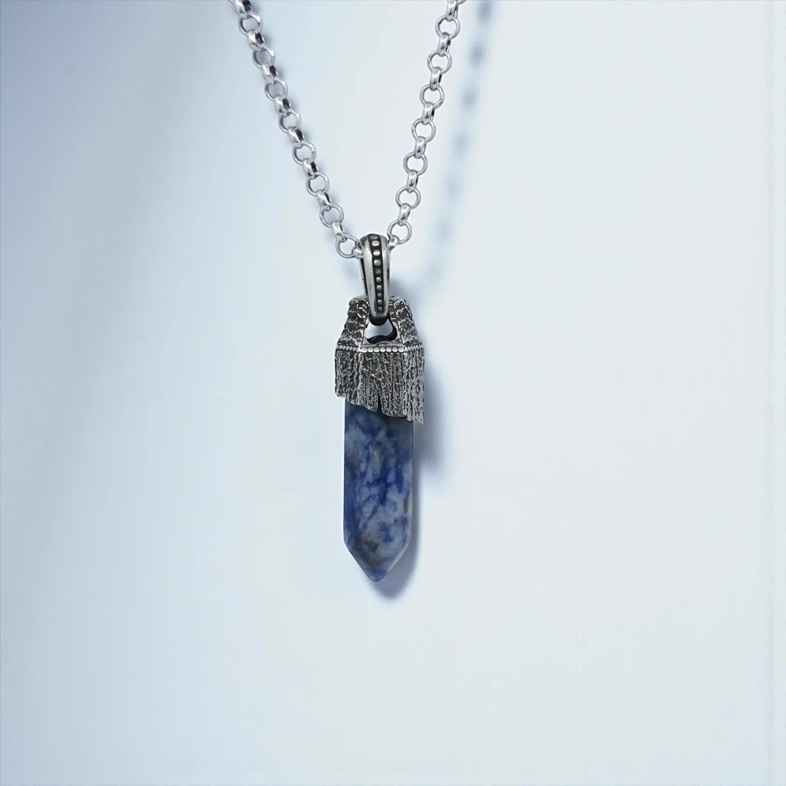 Natural blue sodalite crystal necklace designed with a detailed vintage compass motif in oxidized 925 sterling silver, creating a powerful masculine talisman that enhances clarity, intuition, emotional calm, stability and timeless elegance — perfect for gifting.